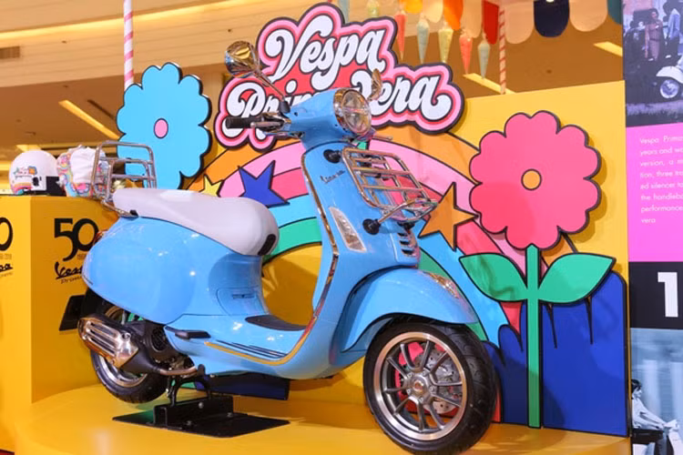 Sau khi trình diện tại Việt Nam với giá 77,5 triệu, mới đây mẫu xe ga Vespa Primavera bản kỷ niệm 50 năm đã chính thức được tung ra thị trường Thái Lan nhưng giá lại cao ngất ngưỡng lên tới 144.400 baht (102,7 triệu đồng)
