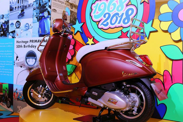 Xe được trang bị công nghệ i-Get sẽ giúp xe ga Vespa Primavera 2019 phiên bản kỷ niệm tiết kiệm nhiên liệu tối ưu.