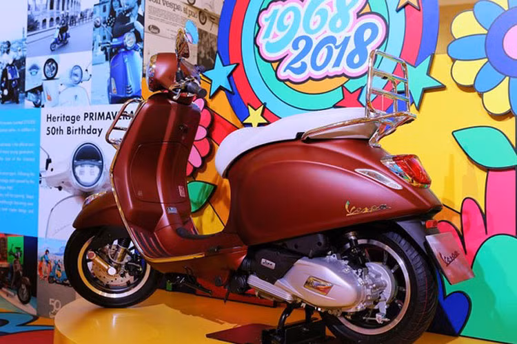 Xe được trang bị công nghệ i-Get sẽ giúp xe ga Vespa Primavera 2019 phiên bản kỷ niệm tiết kiệm nhiên liệu tối ưu.