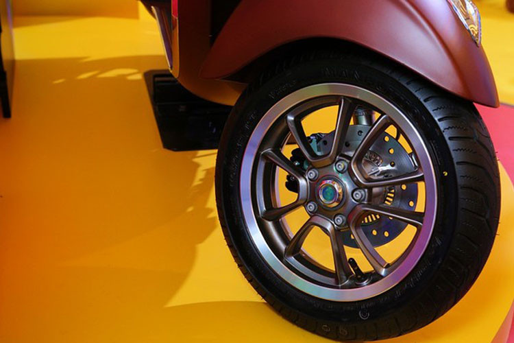 Kích thước vành bánh xe 12 inch chất liệu hợp kim nhôm với thiết kế năm chấu ấn tượng.