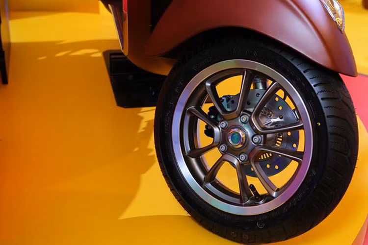 Kích thước vành bánh xe 12 inch chất liệu hợp kim nhôm với thiết kế năm chấu ấn tượng.