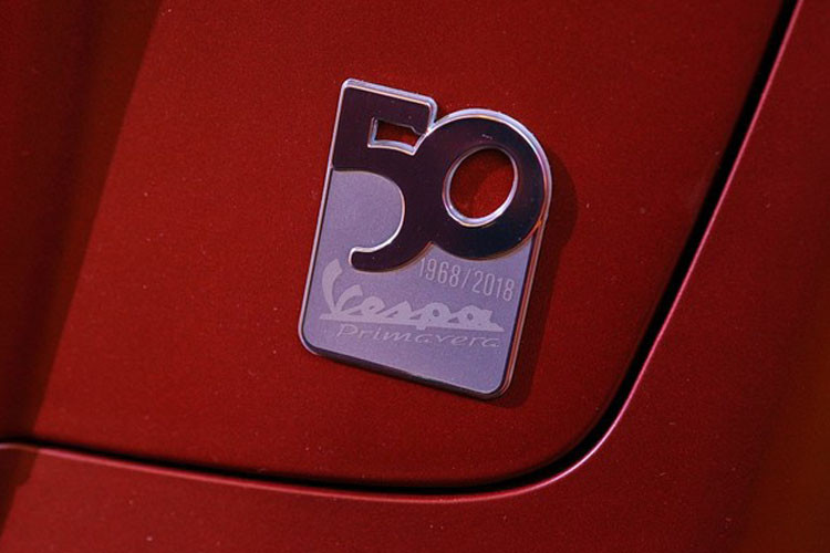 Logo 50 năm kỷ niệm được in nổi bật trên xe.