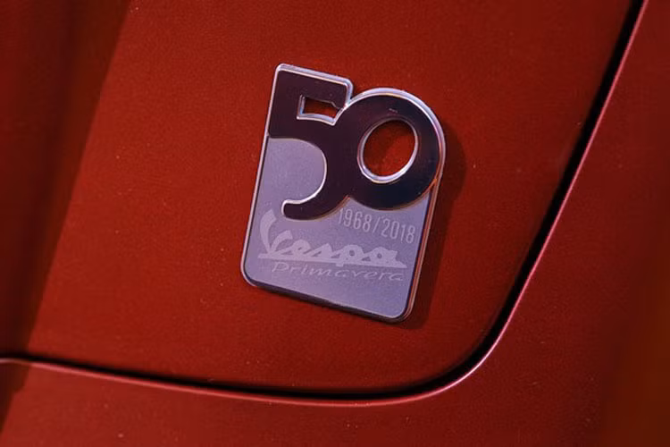 Logo 50 năm kỷ niệm được in nổi bật trên xe.