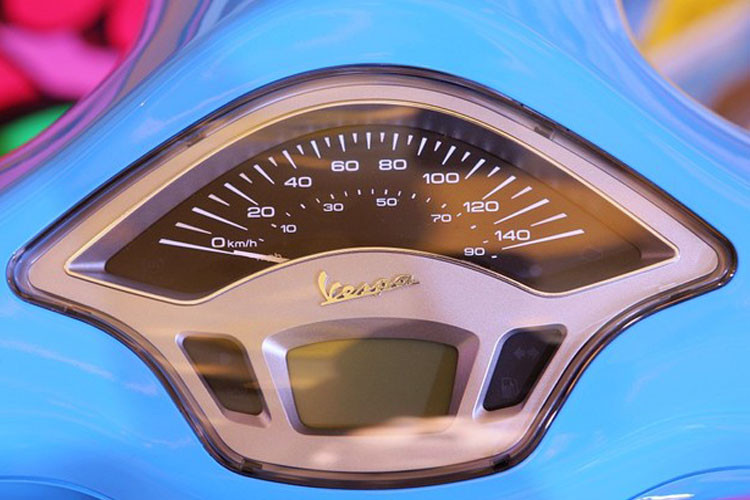 Bảng đồng hồ điều khiển khá lạ mắt.