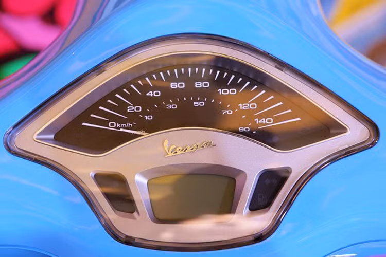 Bảng đồng hồ điều khiển khá lạ mắt.