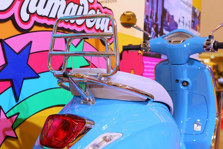 ... và đuôi xe của xe được gắn khung crôm sáng bóng.