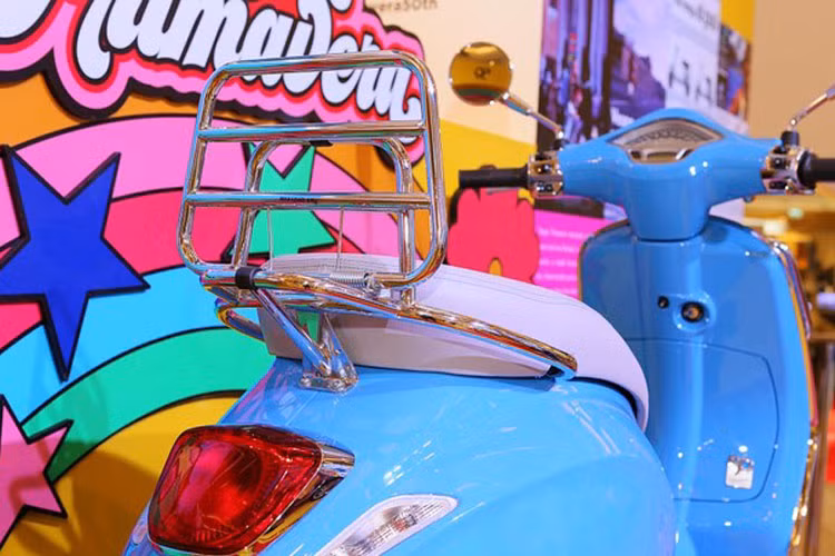 ... và đuôi xe của xe được gắn khung crôm sáng bóng.