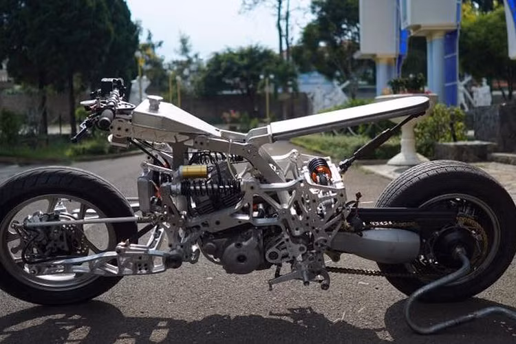 Xe được trang bị lốp trước 140-70/16, lốp sau 175/65 R14. Cả bánh trước và bánh sau được trang bị hệ thống phanh đĩa.