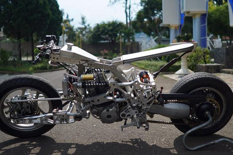 Xe được trang bị lốp trước 140-70/16, lốp sau 175/65 R14. Cả bánh trước và bánh sau được trang bị hệ thống phanh đĩa.