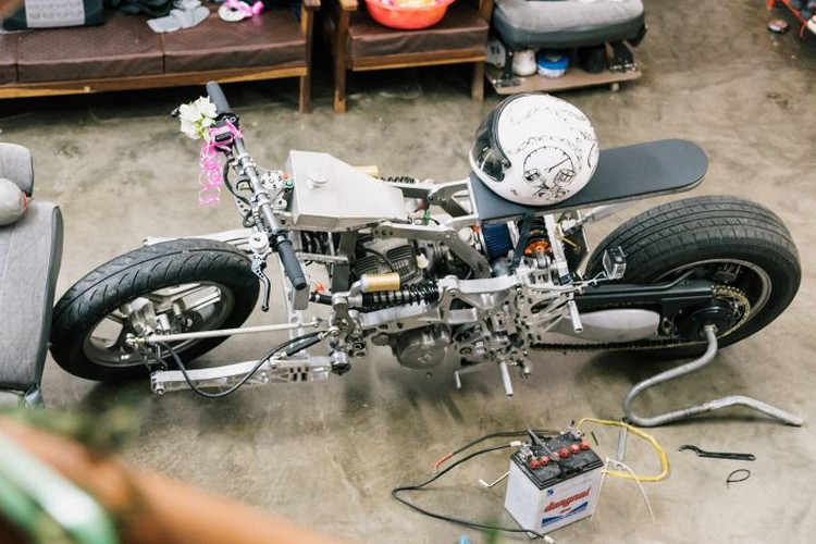 Phần khung sườn được chế theo kiểu Omega Frame (hình chữ C) và hệ thống lái Hub Center Steering (HCS).