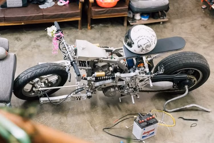 Phần khung sườn được chế theo kiểu Omega Frame (hình chữ C) và hệ thống lái Hub Center Steering (HCS).