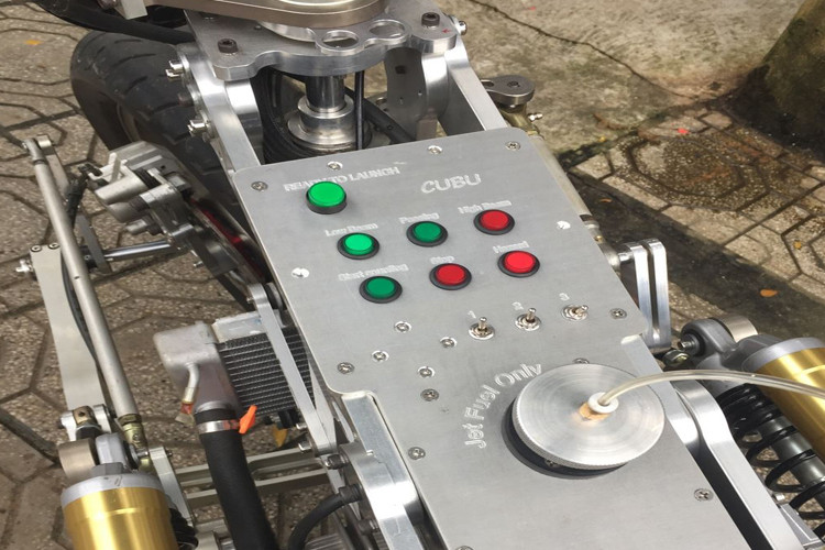 Chìa khoá của chiếc Malicubu được thay bằng dàn nút điều khiển cùng công tắc khởi động độc lạ của xe.