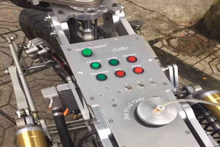 Chìa khoá của chiếc Malicubu được thay bằng dàn nút điều khiển cùng công tắc khởi động độc lạ của xe.