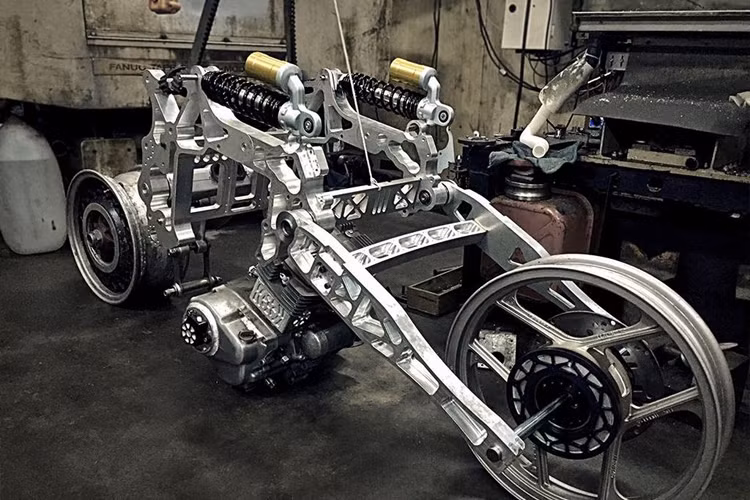 Bên cạnh đó, hệ thống giảm xóc trước sau của xe cũng được anh Đình Huy nghiên cứu và áp dụng theo nguyên tắc đòn bẩy. Hệ thống giảm xóc xe gồm hai giảm xóc lò xo trụ, bình dầu rời được đặt theo phương nằm ngang.