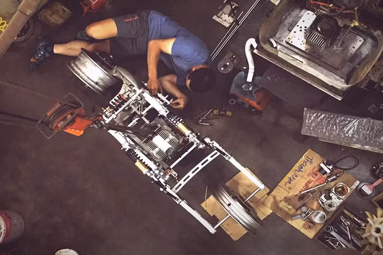 Được biết, để hoàn thành chiếc Honda CD250 độ Malicubu Freestyle, anh Mai Nguyễn Đình Huy đã mất rất nhiều thời gian với hơn 2 năm và miệt mài liên tục khoảng 2.500 giờ.