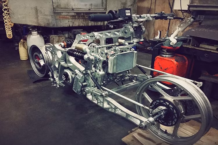 Chiếc xe là dự án của anh Mai Nguyễn Đình Huy thực hiện không theo bất cứ một quy tắc nào như những chiếc xe môtô độ tại Việt Nam hiện nay mang phong cách; cafe racer, tracker, scrambler... hay những bản độ đơn thuần khác thường xuyên lăn bánh trên đường phố.