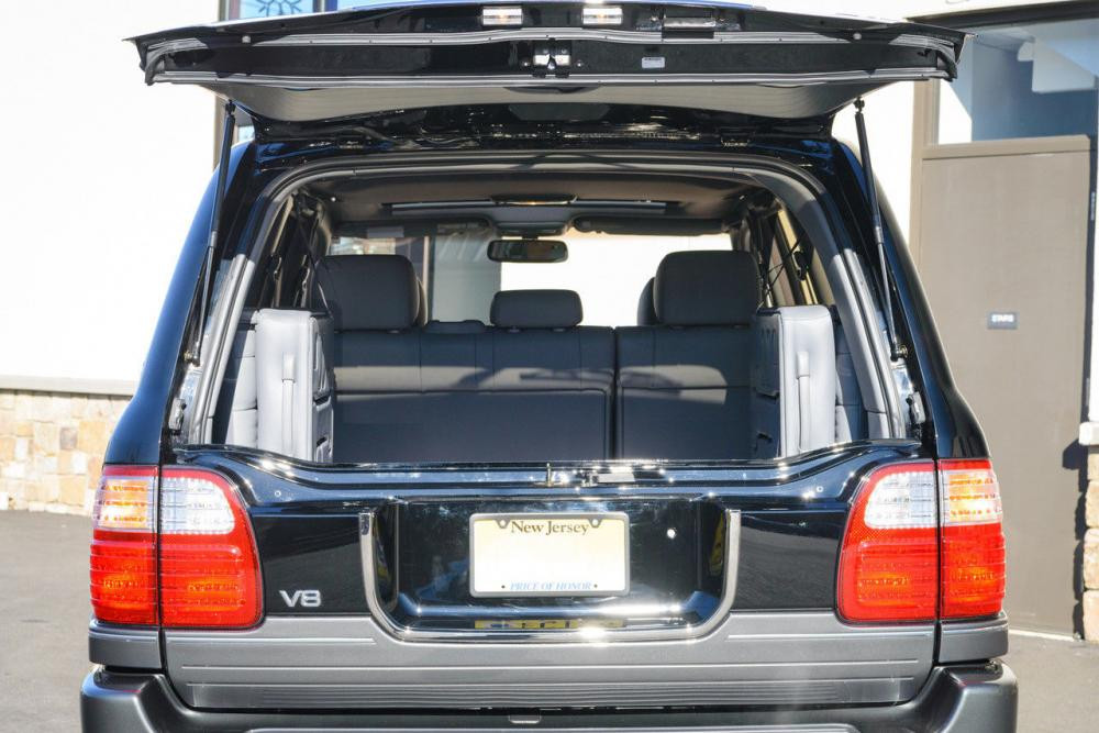 Cùng với đó là khoang hành lý diện tích lớn. Sở dĩ chiếc xe thuộc diện "hàng cũ rít" nhưng vẫn được rao bán với giá cao mà vẫn rất thu hút là bởi vì đây được xem là chiếc Lexus LX470 có số công-tơ-mét thấp nhất còn tồn tại trên thế giới.