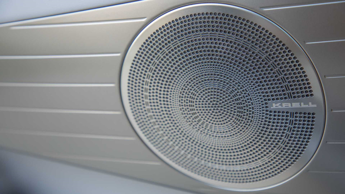 Hyundai Nexo FCV phiên bản Limited cao cấp hơn còn có camera 360 độ, cửa sổ trời chỉnh điện, vô-lăng sưởi ấm, hàng ghế trước thoáng khí và dàn âm thanh 8 loa đến từ Krell.