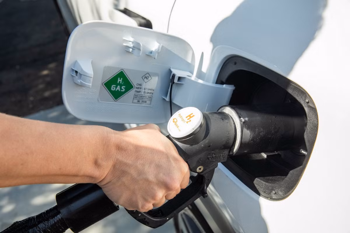 Fuel Cell giúp Hyundai Nexo bản tiêu chuẩn có thể di chuyển quãng đường 612 km với một lần tiếp nhiên liệu, bản Limited 570 km. Mức tiêu hao năng lượng ở hai bản này lần lượt 3,8L/100 km và 4,1L/100 km. Được biết, 1 lít hydro hóa lỏng có giá bán khoảng 0,26 USD (khoảng 6 nghìn đồng).