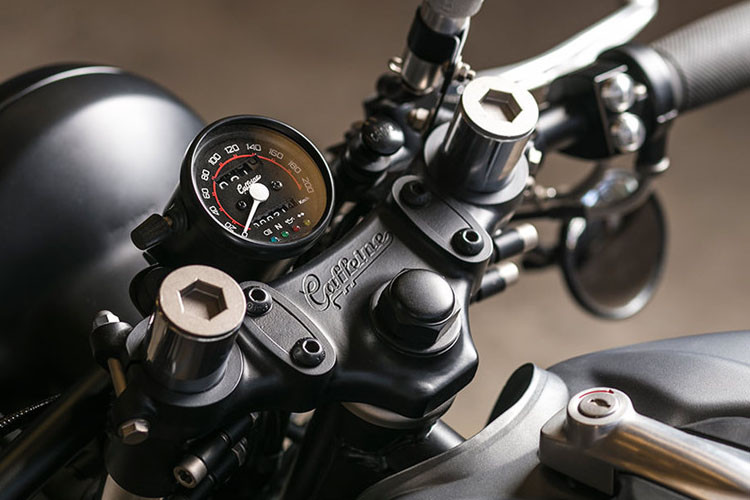 Mẫu độ có nhiều thay đổi lớn so với nguyên bản. Đầu tiên là phuộc trước.Để có dáng ngồi hiện nay, phuộc trước đã được hạ thấp.