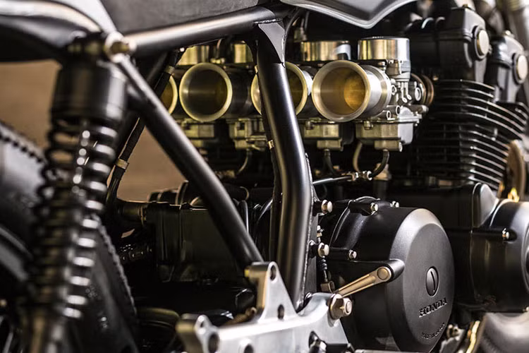 Hệ thống điện được sắp xếp lại để trông gọn gàng hơn. Khung phụ sau được thiết kế như một hộc để đồ. Về phần động cơ vẫn ở trạng thái tốt nên chỉ cần vệ sinh và sơn lại màu đen bên ngoài.