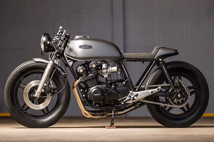 Nguyên bản của bản độ này là chiếc Honda phiên bản kỷ niệm một thập kỷ của dòng CB750 vào năm 1979. Trước khi thay đổi, nó mới đi được 13.000 km.