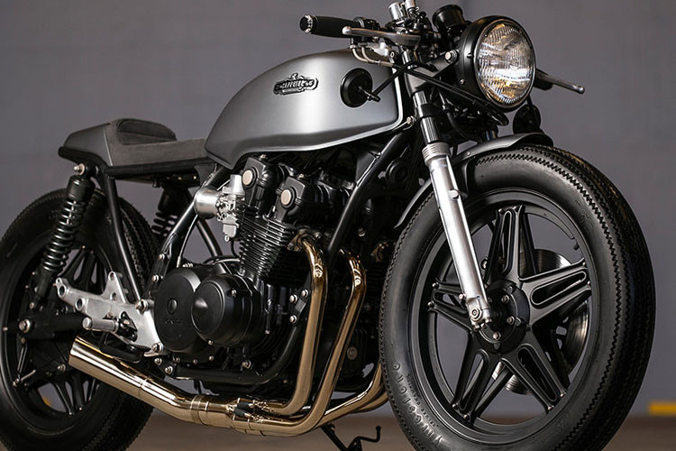 Thợ chính tạo nên siêu phẩm Honda CB750 độ cafe racer này là Bruno, từng là một nhà thiết kế ôtô. Sau khi từ bỏ công việc văn phòng để mở lò độ, Bruno khiến nhiều người phải khâm phục khi có tài năng độ xe rất điêu luyện.