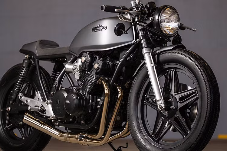 Thợ chính tạo nên siêu phẩm Honda CB750 độ cafe racer này là Bruno, từng là một nhà thiết kế ôtô. Sau khi từ bỏ công việc văn phòng để mở lò độ, Bruno khiến nhiều người phải khâm phục khi có tài năng độ xe rất điêu luyện.