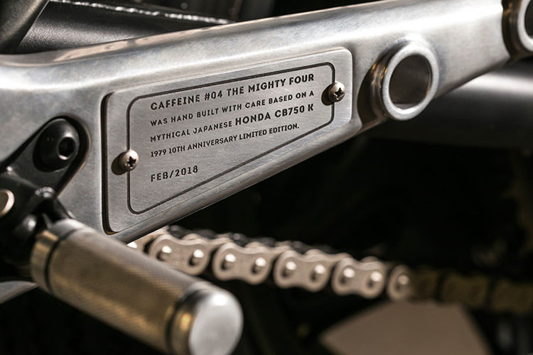 Mẫu độ được trang bị ghi đông dạng clip on với bọc tay lái Biltwell. Logo của Caffeine được điêu khắc tinh tế, nổi bật ở nhiều chi tiết trên xe.