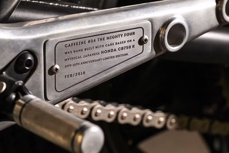 Mẫu độ được trang bị ghi đông dạng clip on với bọc tay lái Biltwell. Logo của Caffeine được điêu khắc tinh tế, nổi bật ở nhiều chi tiết trên xe.