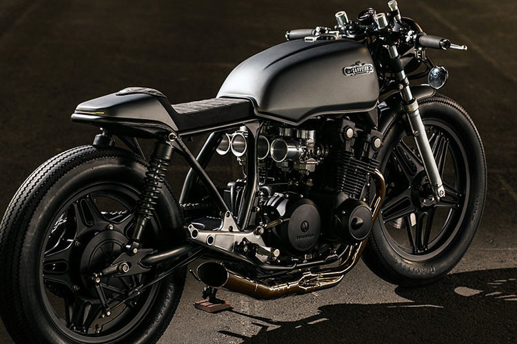 Mâm 17 được đổi sang loại 18 inch Comstar ở cả trước và sau. Chúng được bọc bằng lốp Firestone Champion Deluxe, một sự lựa chọn phổ biến trong giới độ xe môtô Honda CB750.