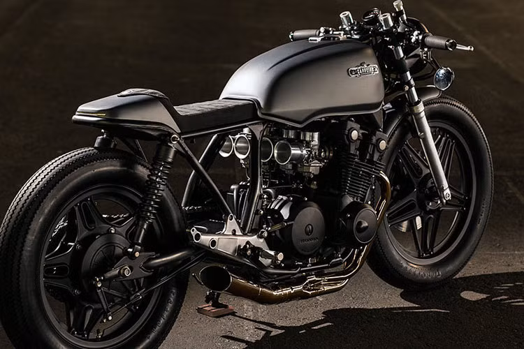 Mâm 17 được đổi sang loại 18 inch Comstar ở cả trước và sau. Chúng được bọc bằng lốp Firestone Champion Deluxe, một sự lựa chọn phổ biến trong giới độ xe môtô Honda CB750.