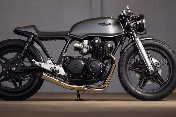 Được biết, phải mất đến 8 tháng dưới bàn tay tài ba của Caffeine Custom, chiếc xe mới hoàn thiện và trông sắc sảo hơn bao giờ hết.