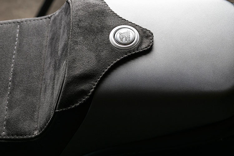 Tất cả các chi tiết da bọc trên xe đều được làm thủ công rất tỉ mỉ.