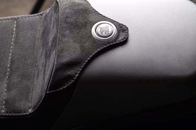 Tất cả các chi tiết da bọc trên xe đều được làm thủ công rất tỉ mỉ.