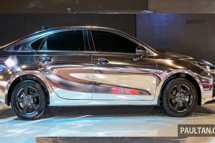 So với thế hệ trước, Cerato 2019 sở hữu kích thước tổng thể dài hơn 81mm đạt mức 4640mm, rộng 1798mm và cao 1440mm. Điều này đồng nghĩa với việc khoang hành lý cũng mở rộng thêm đạt mức 428L.