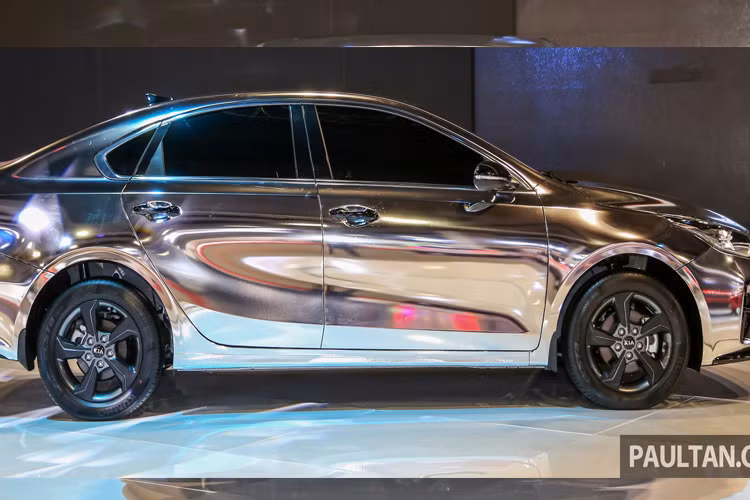 So với thế hệ trước, Cerato 2019 sở hữu kích thước tổng thể dài hơn 81mm đạt mức 4640mm, rộng 1798mm và cao 1440mm. Điều này đồng nghĩa với việc khoang hành lý cũng mở rộng thêm đạt mức 428L.