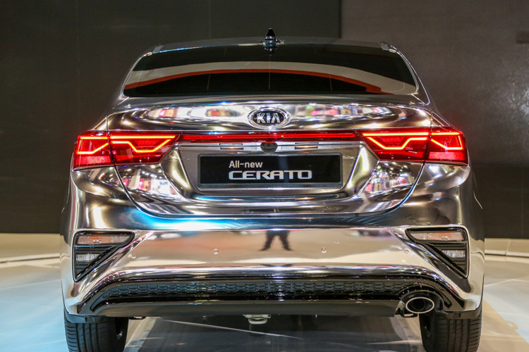 Cerato 2019 sở hữu những công nghệ an toàn như cảnh báo va chạm trước, cảnh báo lệch làn đường, hỗ trợ giữ làn thông minh, cảnh báo tài xế mất tập trung. Nhiều dự đoán cho rằng mẫu xe này sẽ sớm về Việt Nam trong thời gian tới và có giá không chênh lệch nhiều so với thế hệ cũ.