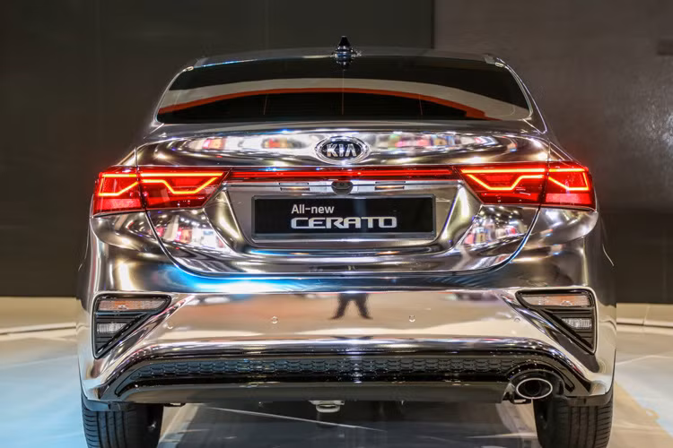 Cerato 2019 sở hữu những công nghệ an toàn như cảnh báo va chạm trước, cảnh báo lệch làn đường, hỗ trợ giữ làn thông minh, cảnh báo tài xế mất tập trung. Nhiều dự đoán cho rằng mẫu xe này sẽ sớm về Việt Nam trong thời gian tới và có giá không chênh lệch nhiều so với thế hệ cũ.