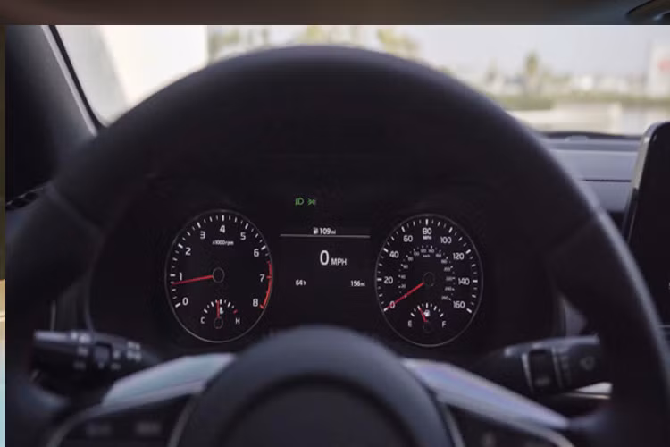 Kia Cerato 2019 được trang bị động cơ xăng 4 xy lanh 2.0L có thông số tương tự như thế hệ trước, có công suất 147 mã lực và mô-men xoắn cực đại 179 Nm. Động cơ này được bổ sung công nghệ EGR và kết hợp cùng hộp số tự động vô cấp IVT hoặc hộp số sàn 6 cấp.