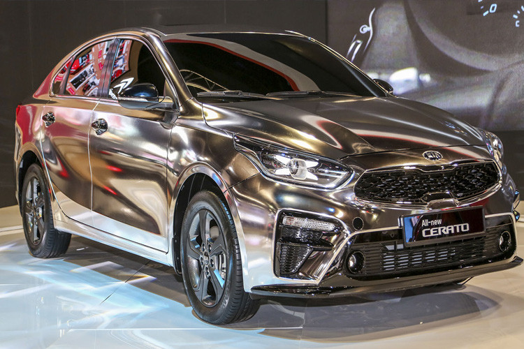 Ấn tượng rõ nét nhất đó là bộ áo mạ màu crôm sáng bóng rất độc đáo.