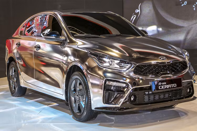 Ấn tượng rõ nét nhất đó là bộ áo mạ màu crôm sáng bóng rất độc đáo.