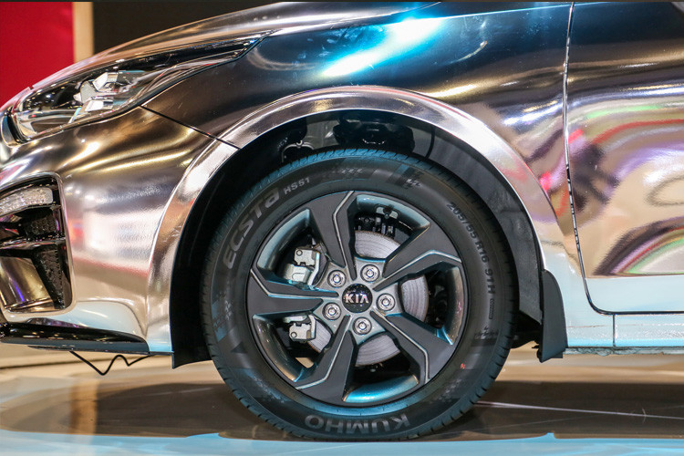 Xe được trang bị bộ mâm 5 chấu 16-inch và bộ lốp 205/55.