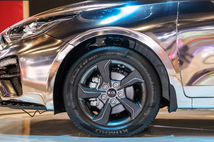 Xe được trang bị bộ mâm 5 chấu 16-inch và bộ lốp 205/55.