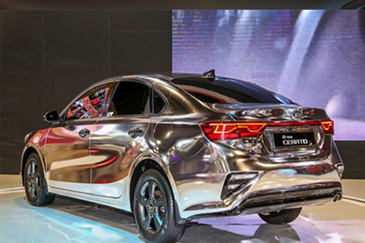 Phần đuôi vẫn giữ nguyên thiết kế truyền thống của hãng xe ôtô Kia. Riêng cụm đèn hậu công nghệ LED có phần mềm mại hơn, hệ thống ống xả đơn đặt lệch thay vì ống xả đôi như phiên bản dành cho thị trường Mỹ.