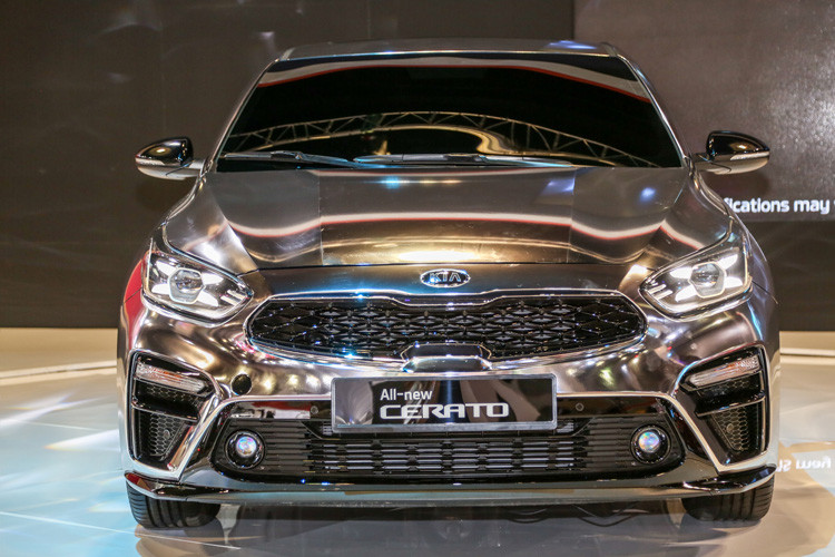 Kia Cerato 2019 vẫn có lưới tản nhiệt “mũi hổ” đặc trưng. Đèn pha với đèn định vị tạo hình chữ X khá khác biệt so với những phiên bản trước. Phía bên dưới cản trước là vị trí đặt đèn sương mù và đèn báo rẽ.