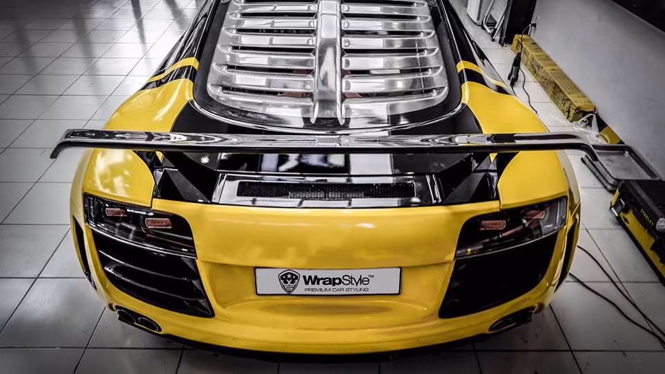 Nhiều người đánh giá, ý tưởng phối màu, dán đề can mới cho chiếc Audi R8 độ khủng lần này khá giống với siêu xe McLaren 650S Spider của Cường "Đô-la" từng thay đổi màu sơn để tham dự hành trình Car &amp; Passion 2018.