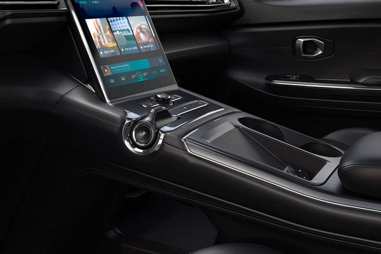 Một màn hình cảm ứng cỡ lớn đặt dọc theo bảng điều khiển được vận hành bởi hệ thống trí thông minh nhân tạo AI của NOMI.