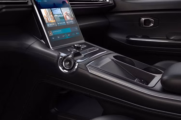 Một màn hình cảm ứng cỡ lớn đặt dọc theo bảng điều khiển được vận hành bởi hệ thống trí thông minh nhân tạo AI của NOMI.