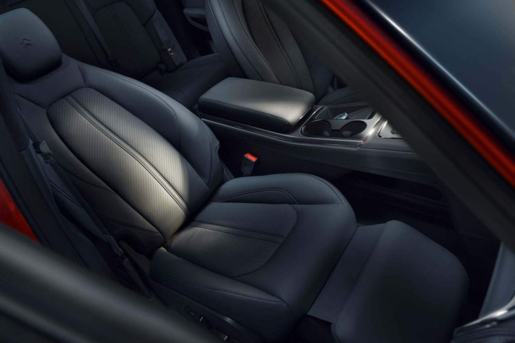 Tại Trung Quốc, giá xe Nio ES6 tiêu chuẩn sẽ được bán ra từ 51.800 USD (khoảng 1,2 tỷ) chưa tính thuế. Phiên bản cao hơn có mức giá 57.600 USD (khoảng 1,3 tỷ) sẽ đi kèm động cơ mạnh 536 mã lực và gói pin 70 kWh. Bản cao cấp nhất với gói pin 84 kWh có giá 64.850 USD.